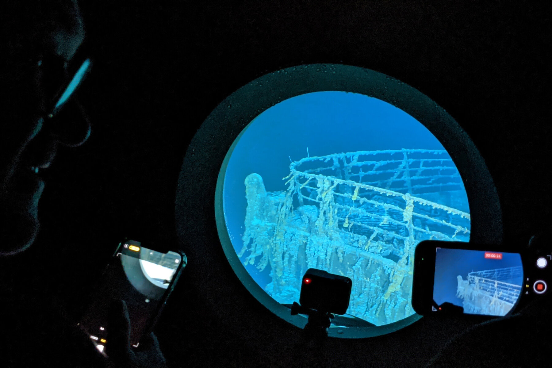 Du kh&aacute;ch được tiếp cận x&aacute;c t&agrave;u bằng c&aacute;ch ngồi trong t&agrave;u lặn chuy&ecirc;n dụng, c&oacute; thể chở 5 người một l&uacute;c.&nbsp;