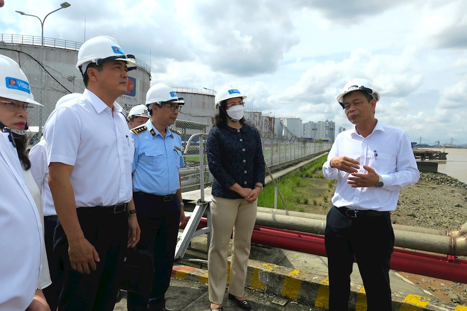 Bà Phan Thị Thắng, Phó Chủ tịch UBND TP.HCM (áo màu sẫm), tại buổi khảo sát Tổng kho xăng dầu Nhà Bè, TP.HCM - Ảnh: MH.