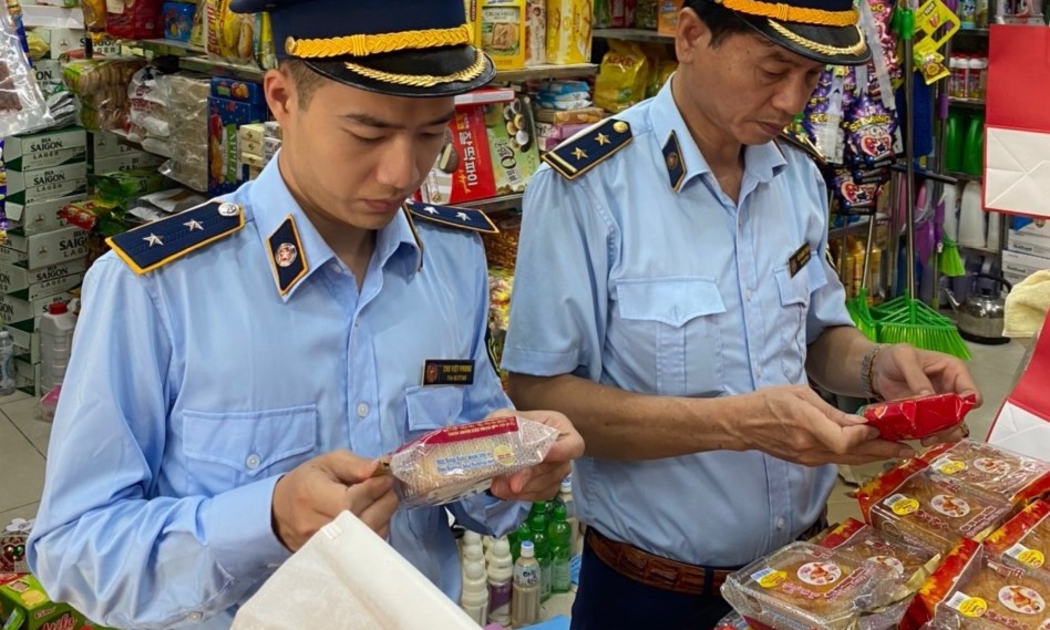 Cơ quan chức năng kiểm tra, xử lý cơ sở buôn bán bánh trung thu không rõ nguồn gốc