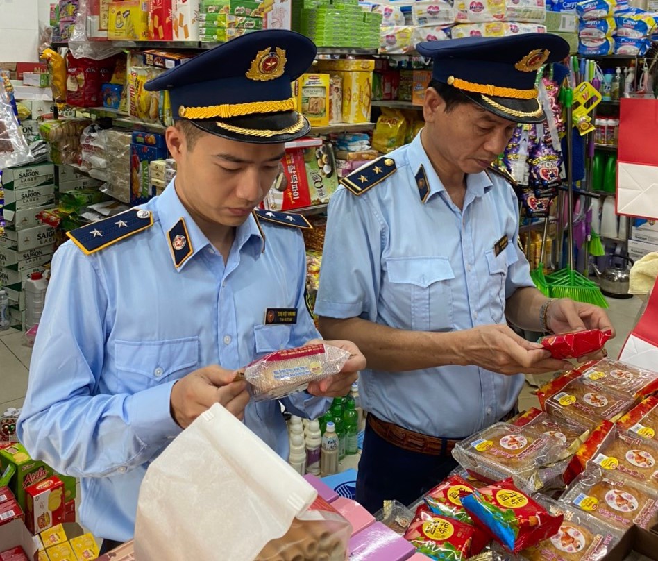 Cơ quan chức năng kiểm tra, xử lý cơ sở buôn bán bánh trung thu không rõ nguồn gốc