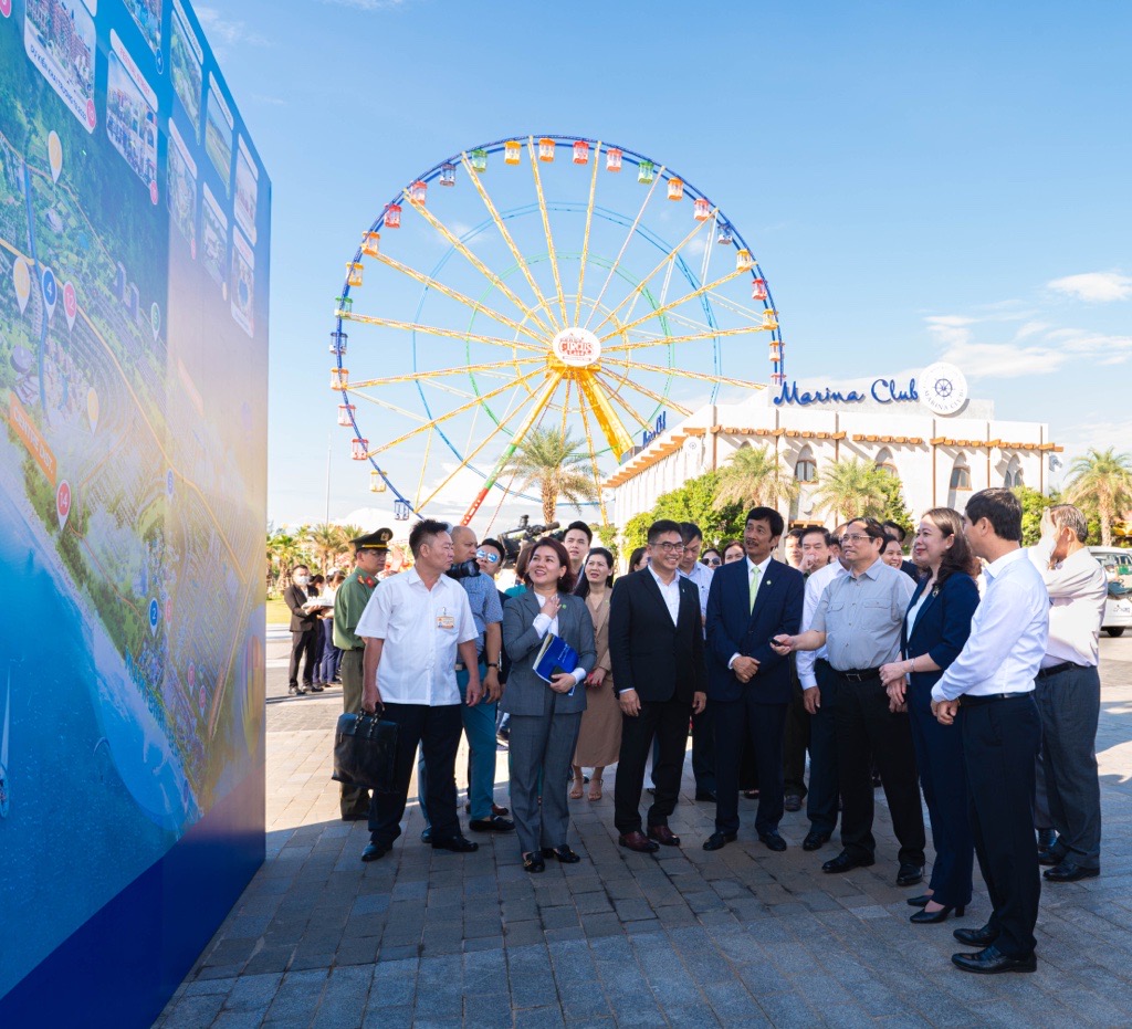 Thủ tướng v&agrave; đo&agrave;n c&ocirc;ng t&aacute;c tới tham quan Tổ hợp du lịch, nghỉ dưỡng, giải tr&iacute; NovaWorld Phan Thiet.