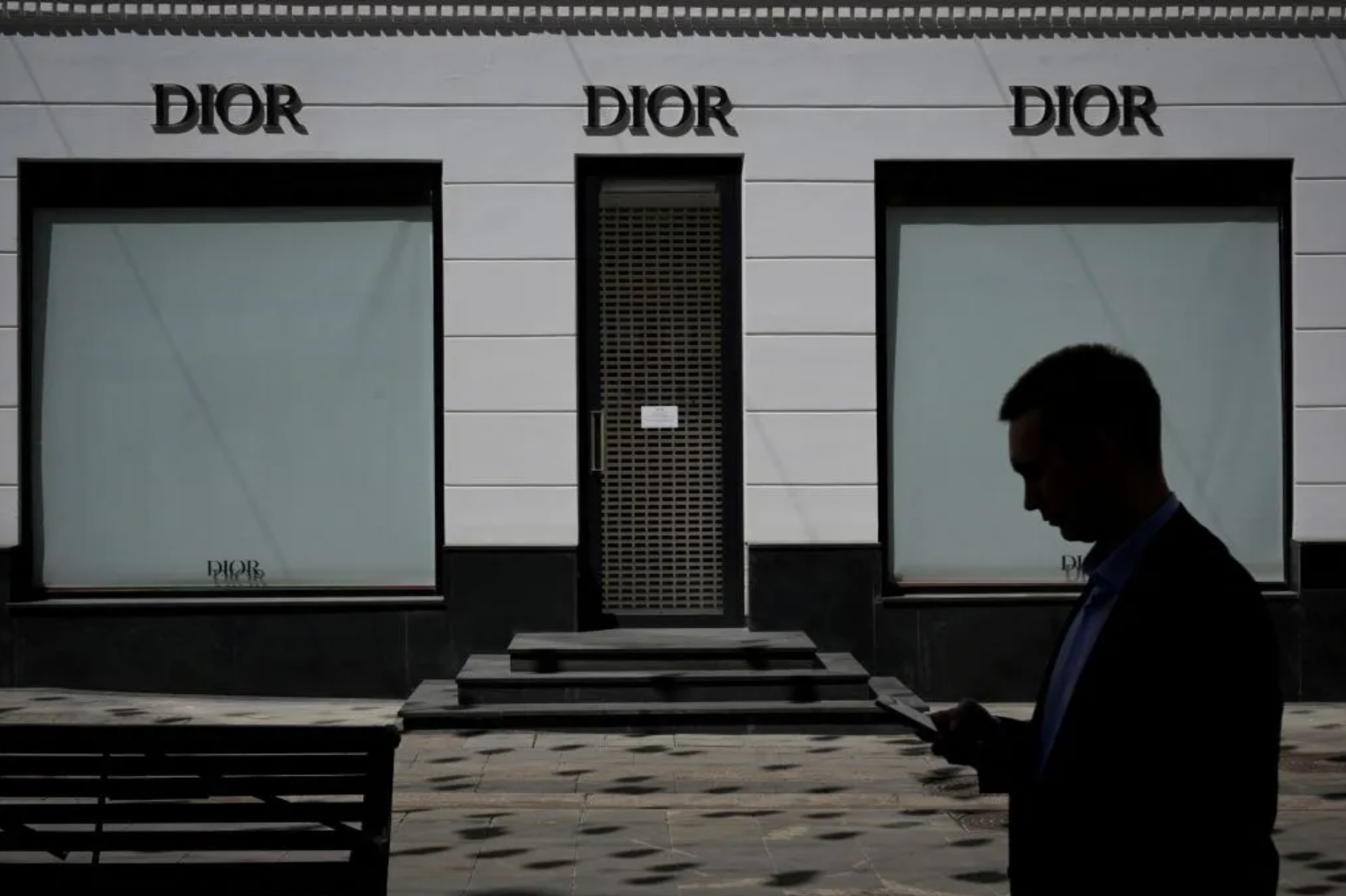 Một người đàn ông đi ngang qua một cửa hàng Dior đã đóng cửa ở Moscow, Nga ngày 8/6/2022 - Ảnh: Getty Images