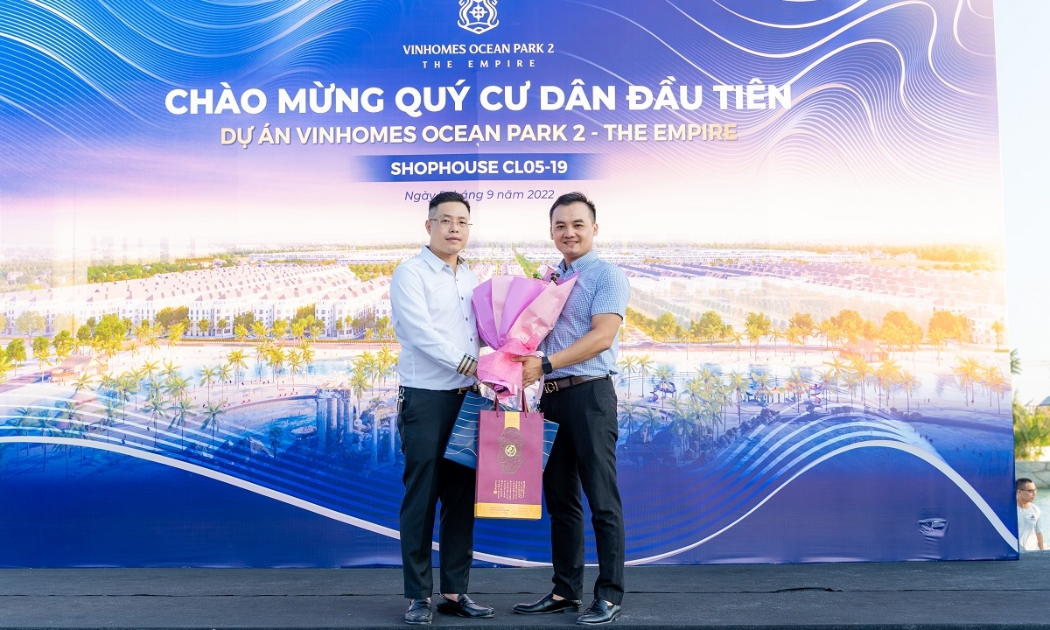 Khách hàng Thiều Ngọc Sơn nhận hoa và quà bàn giao từ Chủ đầu tư Vinhomes dành cho chủ nhân căn shophouse đầu tiên của dự án Vinhomes Ocean Park 2 - The Empire.