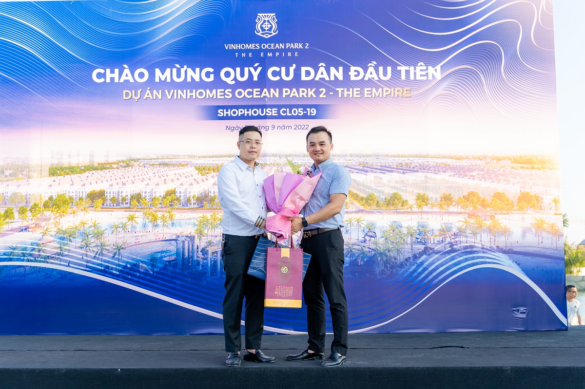 Khách hàng Thiều Ngọc Sơn nhận hoa và quà bàn giao từ Chủ đầu tư Vinhomes dành cho chủ nhân căn shophouse đầu tiên của dự án Vinhomes Ocean Park 2 - The Empire. 