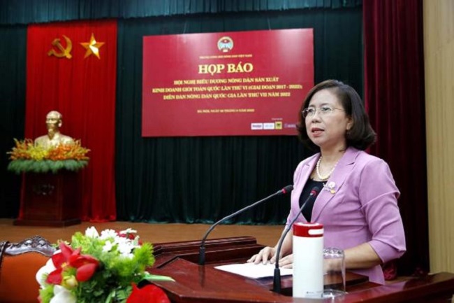 Bà Bùi Thị Thơm trả lời tại buổi họp báo.