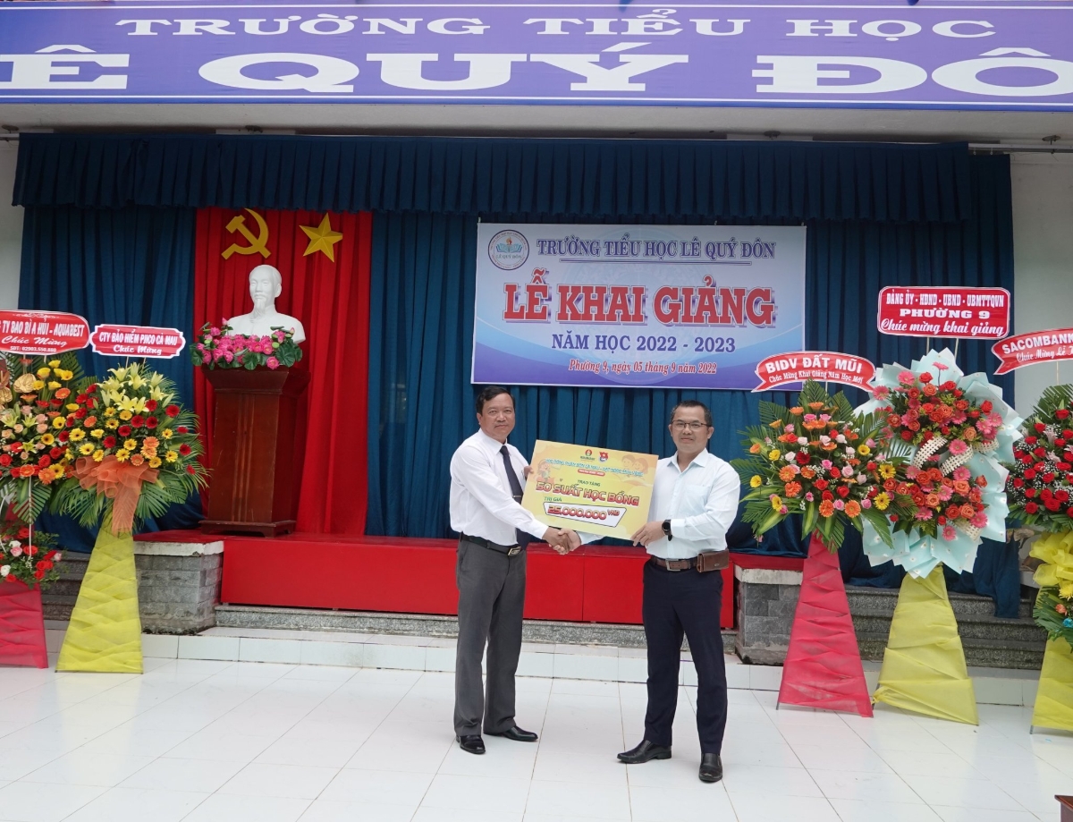 Phân bón Cà Mau thiết thực cùng chính quyền địa phương tôn vinh truyền thống hiếu học.