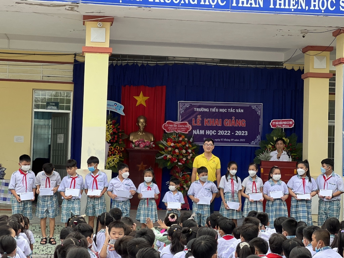 Ph&acirc;n b&oacute;n C&agrave; Mau mong muốn học bổng Hạt Ngọc M&ugrave;a V&agrave;ng sẽ gi&uacute;p được c&aacute;c em tự tin tr&ecirc;n bước đường học vấn, bản lĩnh thực hiện ước mơ v&agrave; đạt đến th&agrave;nh c&ocirc;ng.