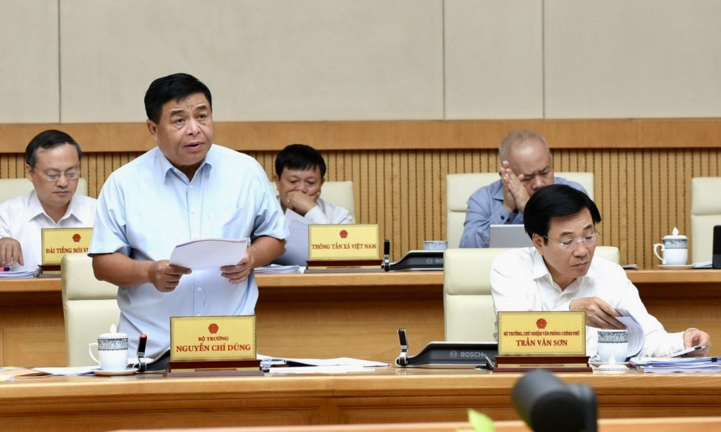 Bộ trưởng Bộ Kế hoạch và Đầu tư Nguyễn Chí Dũng báo cáo tại phiên họp - Ảnh: VGP
