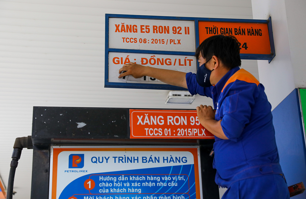 Một trong những khó khăn của TP.HCM làm ảnh hưởng trực tiếp đến người dân, hoạt động của doanh nghiệp là việc thiếu xăng dầu. Theo Sở Công Thương TP.HCM, đến nay chỉ còn 18 cửa hàng thiếu xăng, so với giai đoạn cao điểm là 137 cửa hàng. 