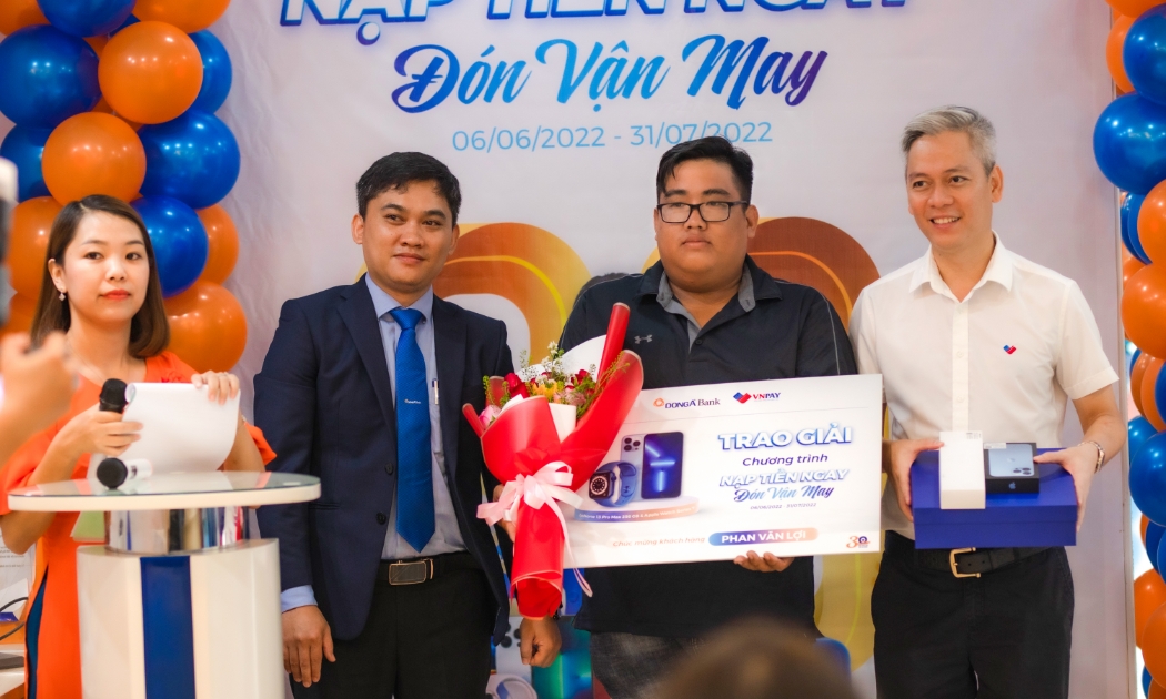 Đại diện DongA Bank và đại diện VNPAY trao giải thưởng Sinh Nhật cho khách hàng Phan Văn Lợi (ở giữa).