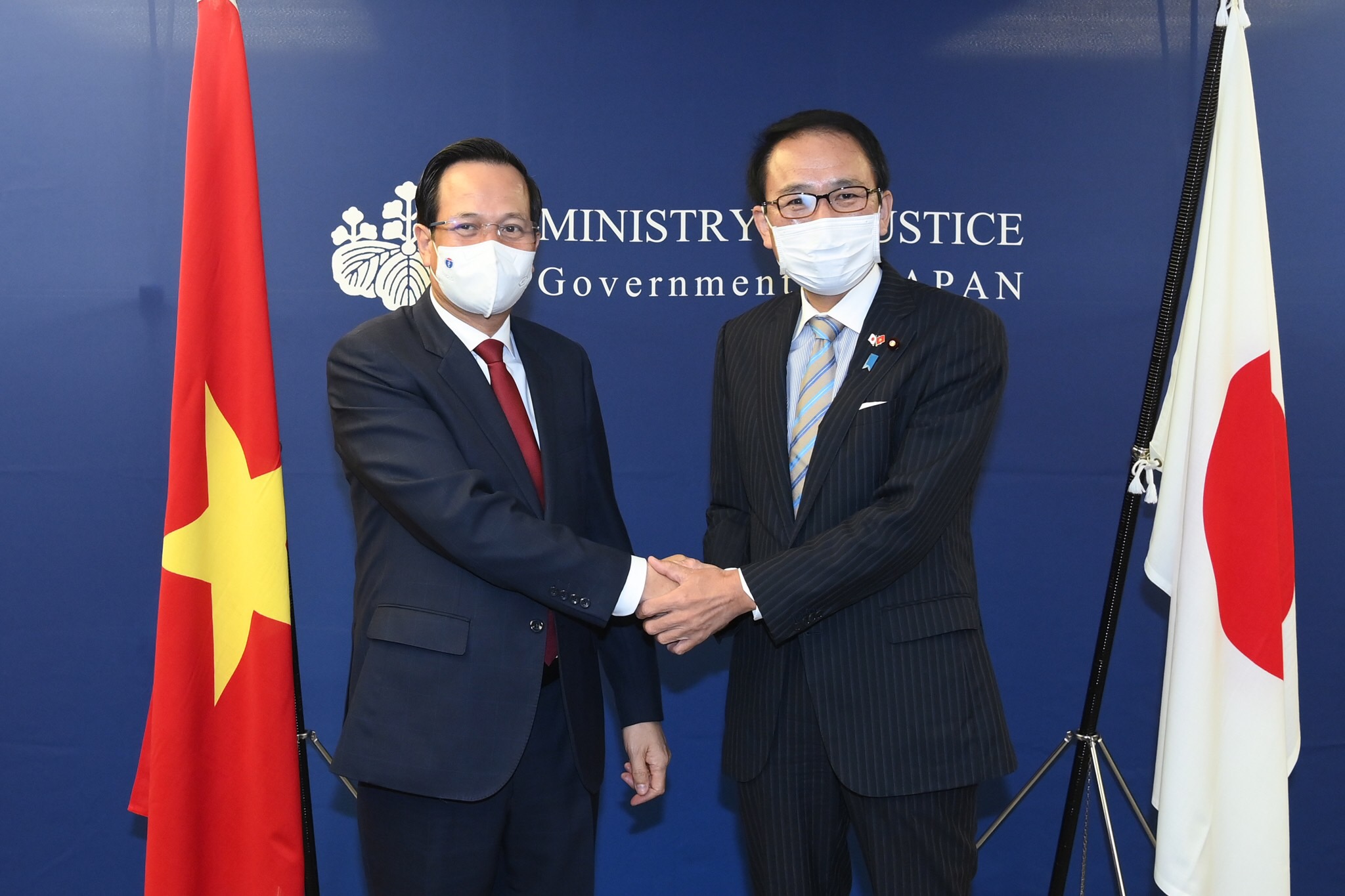 Bộ trưởng Bộ Tư pháp Nhật Bản Yasuhito Hanashi đón Bộ trưởng Bộ Lao động - Thương binh và Xã hội Việt Nam Đào Ngọc Dung. Ảnh - MOLISA.