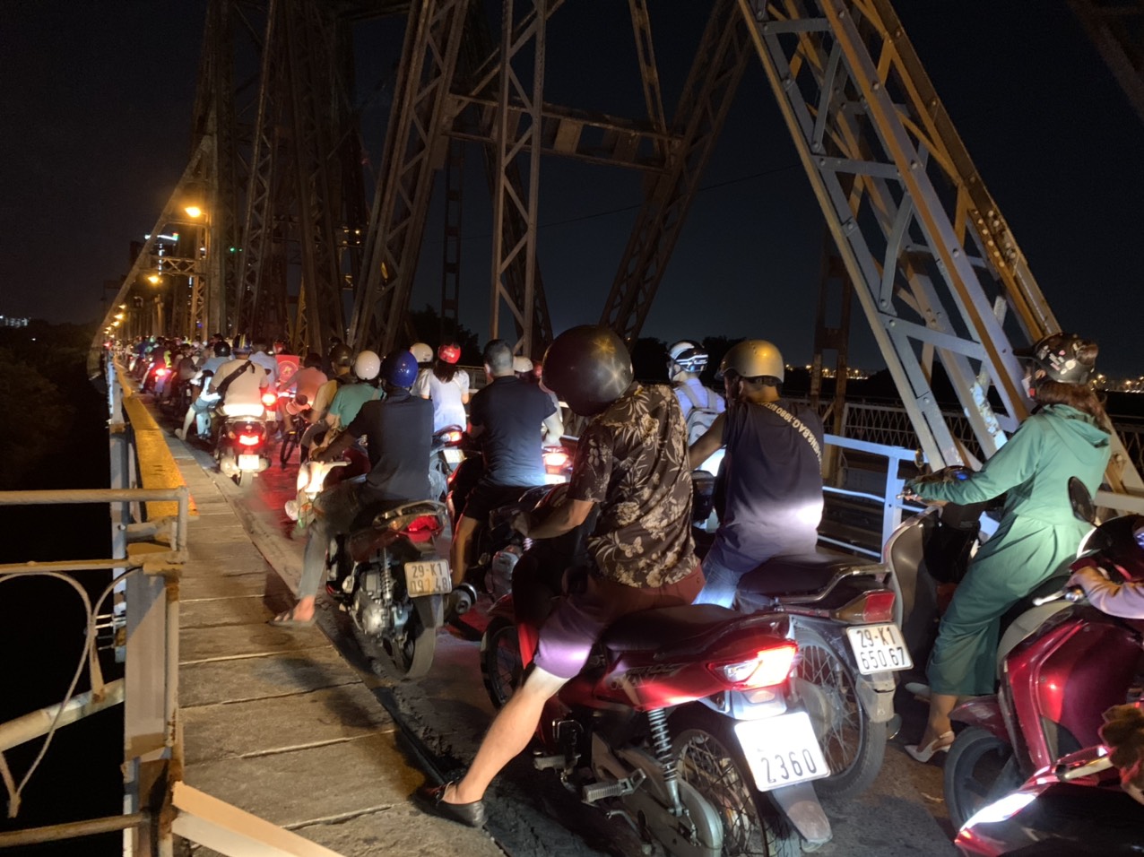 Do phần đường d&agrave;nh cho xe m&aacute;y tr&ecirc;n cầu Long Bi&ecirc;n kh&aacute; hẹp, n&ecirc;n chỉ cần một sự cố nhỏ xảy ra, giao th&ocirc;ng qua c&acirc;y cầu n&agrave;y lập tức gặp vấn đề... Một số ng&agrave;y gần đ&acirc;y, đ&atilde; xảy ra hiện tượng &ugrave;n tắc ngay tr&ecirc;n cầu. Nếu t&igrave;nh trạng n&agrave;y xảy ra thường xuy&ecirc;n, c&acirc;y cầu 100 tuổi sẽ phải đối mặt với nguy cơ hư hỏng, sụt l&uacute;n do c&oacute; qu&aacute; đ&ocirc;ng phương tiện dừng đỗ tr&ecirc;n cầu trong khoảng thời gian kh&aacute; l&acirc;u.&nbsp;