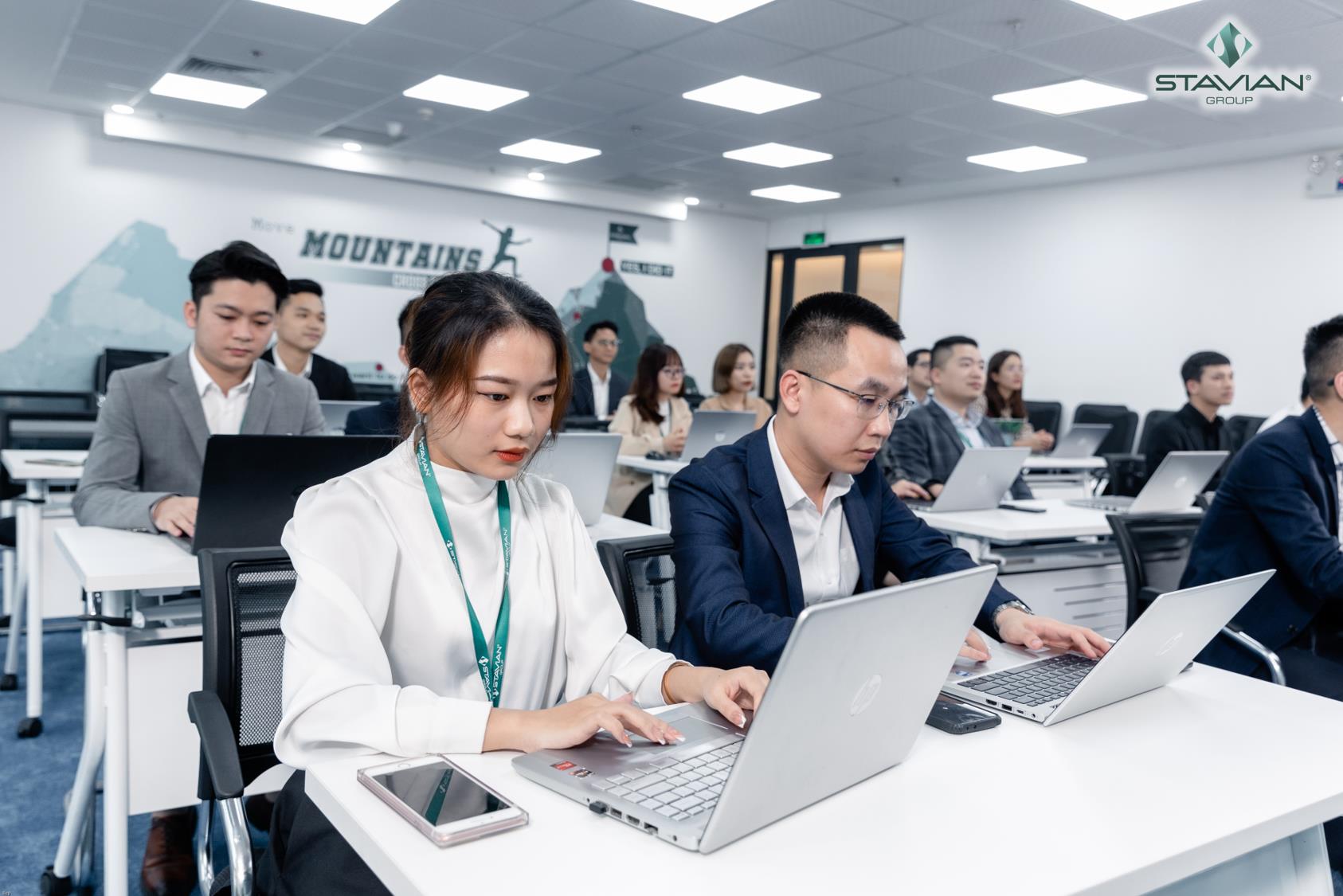 Nguồn nhân lực chất lượng cao là yếu tố quyết định sự phát triển của nền kinh tế - xã hội.