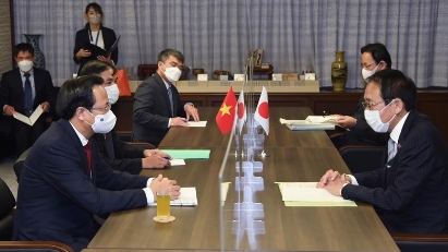 Labor minister continues visit to Japan