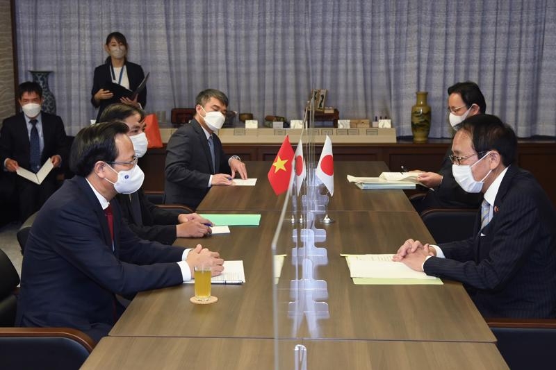 Labor minister continues visit to Japan