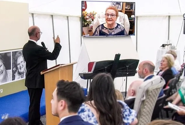 B&agrave; Smith n&oacute;i chuyện với người th&acirc;n trong tang lễ của m&igrave;nh nhờ c&ocirc;ng nghệ AI