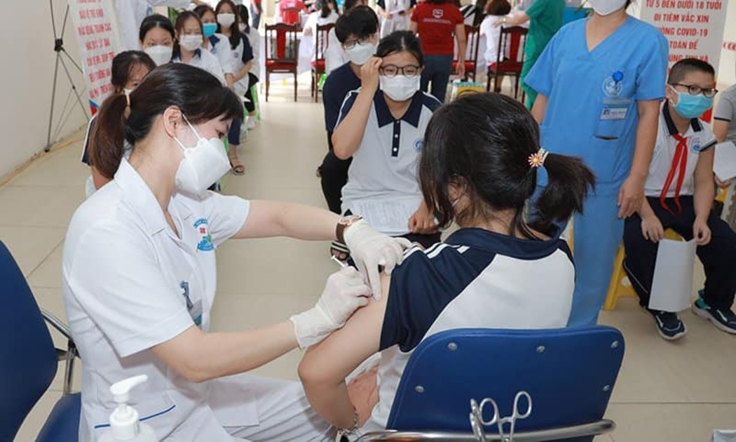 Học sinh tỉnh Vĩnh Phúc được tiêm vaccine Covid-19. Ảnh - Hằng Phạm. 