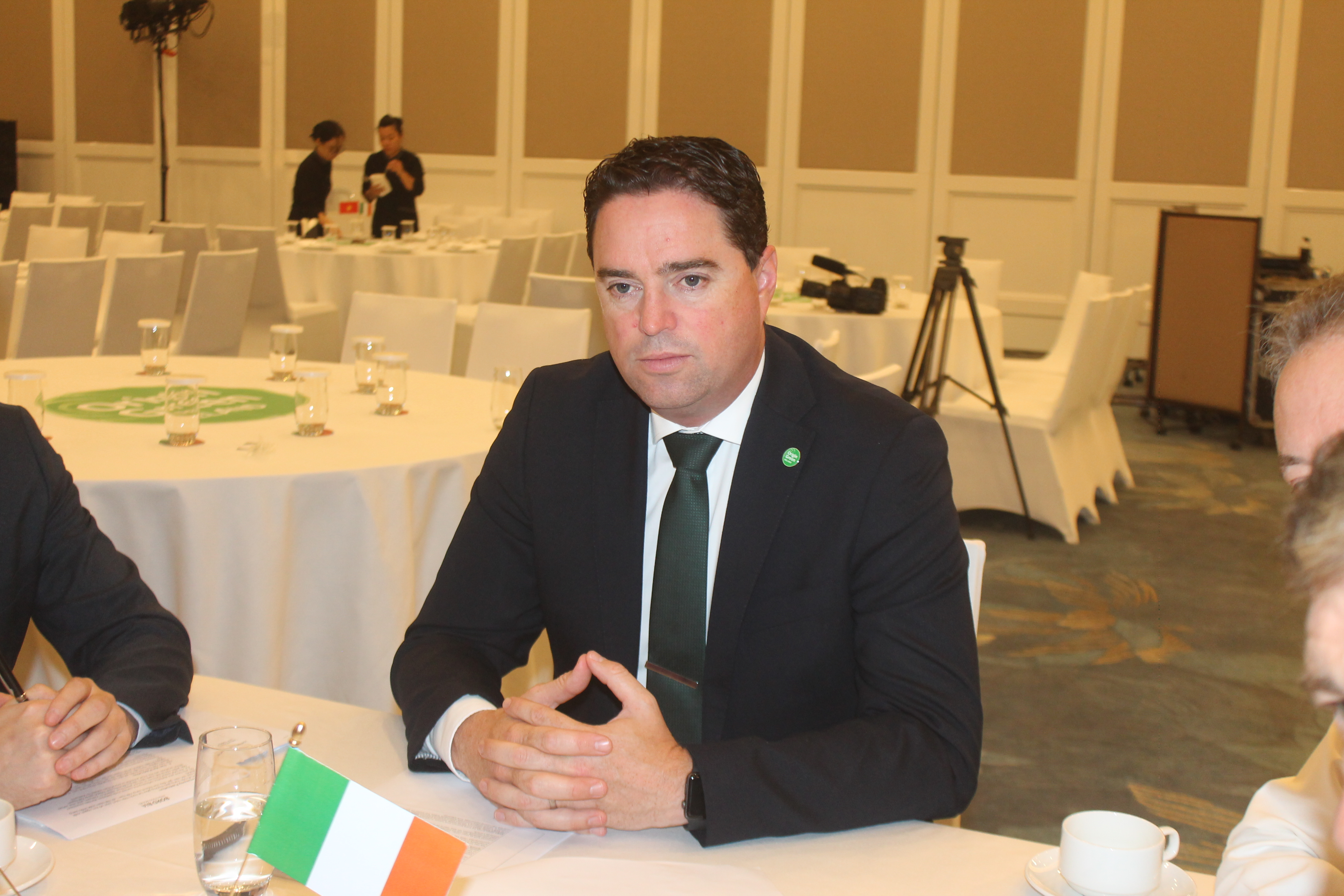 Bộ Trưởng&nbsp;Martin Heydon tiếp v&agrave; trả lời b&aacute;o ch&iacute;.