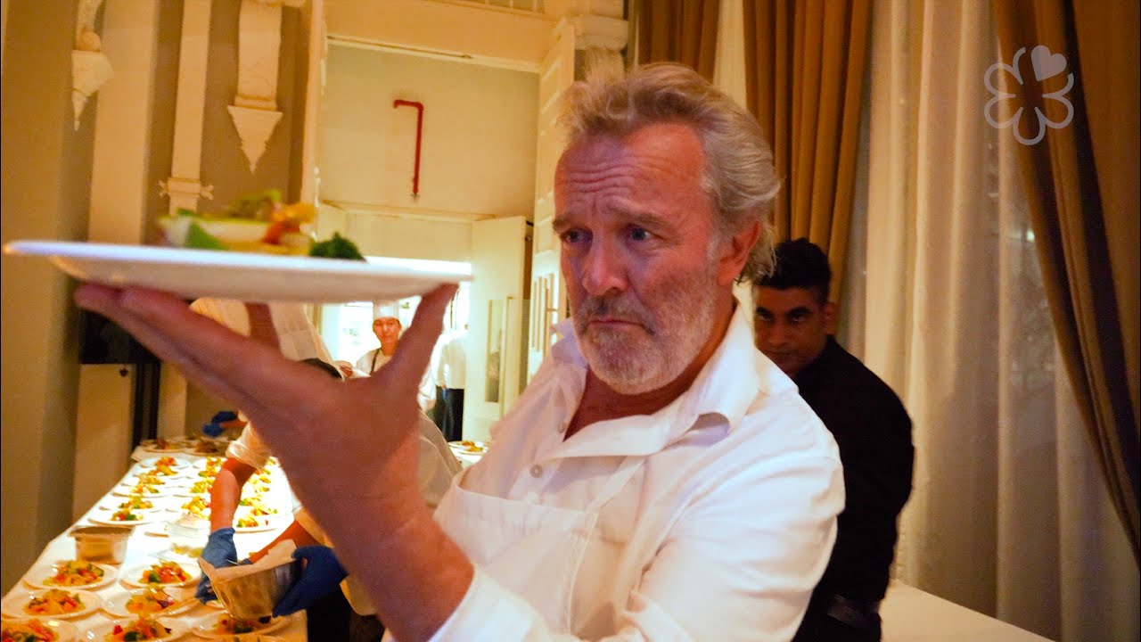 Bếp trưởng Alain Passard là người người đứng sau nhà hàng L’Arpège đã giành ba sao Michelin ở Paris.