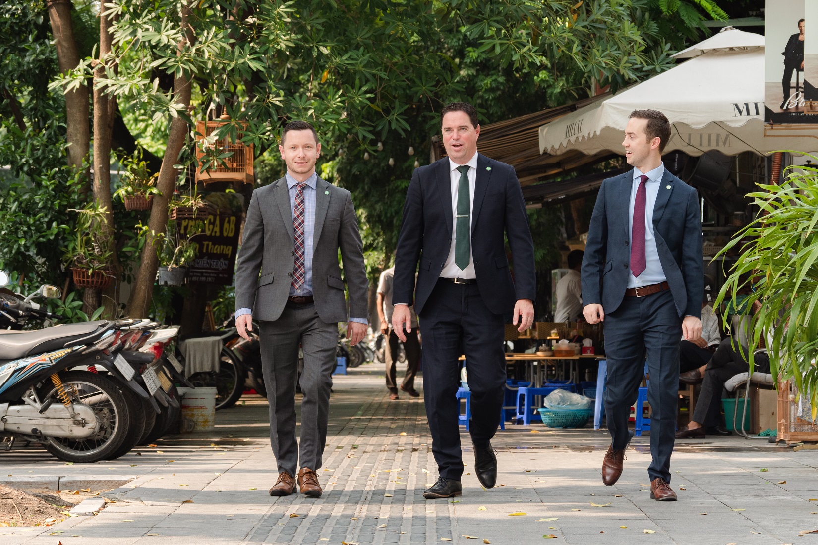 Bộ Trưởng Martin Heydon (ở giữa) cùng các quan chức đoàn thương mại Ireland trên đường phố Hà Nội.