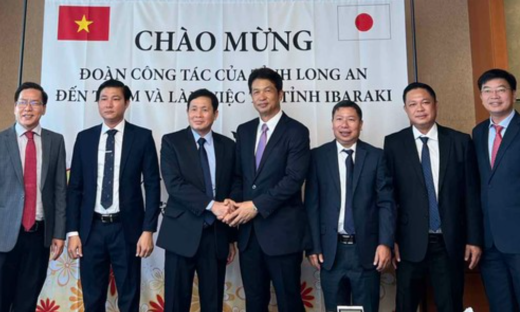 Đoàn công tác tỉnh Long An chụp ảnh lưu niệm với Tỉnh trưởng tỉnh Ibaraki, Nhật Bản.