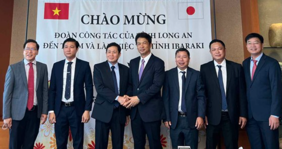 Đoàn công tác tỉnh Long An chụp ảnh lưu niệm với Tỉnh trưởng tỉnh Ibaraki, Nhật Bản.