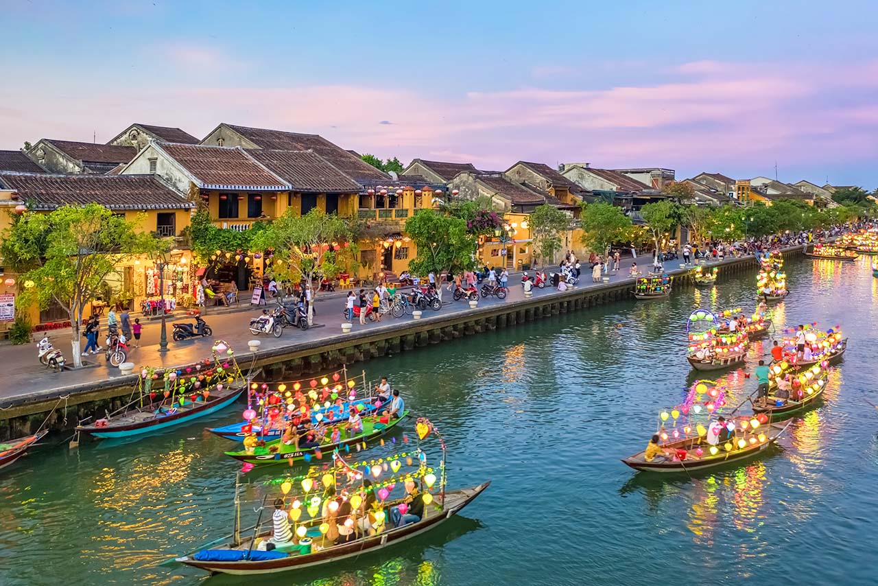 Du khách có thể đi dạo quanh phố cổ Hội An, ngắm nhìn những chiếc đèn lồng đầy màu sắc, hay mua sắm những bộ trang phục may đo với giá dưới 30 USD.