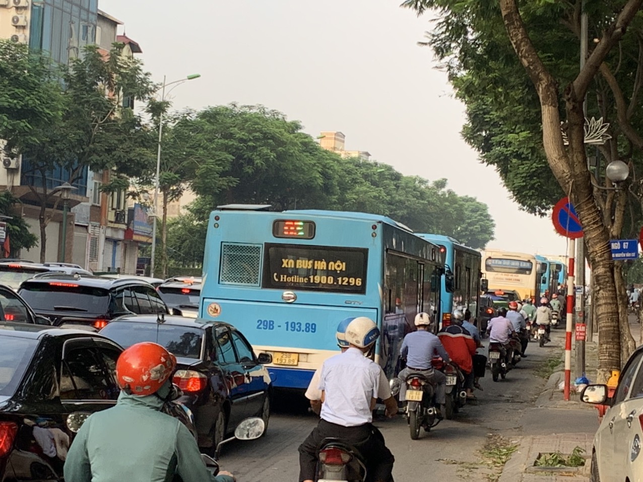 Tuyến đường Nguyễn Văn Cừ nổi tiếng ùn tắc nhưng do đây là đường hỗn hợp, ô tô thường chiếm hết phần lớn lòng đường nên chuyện ùn tắc rất hay xảy ra. 