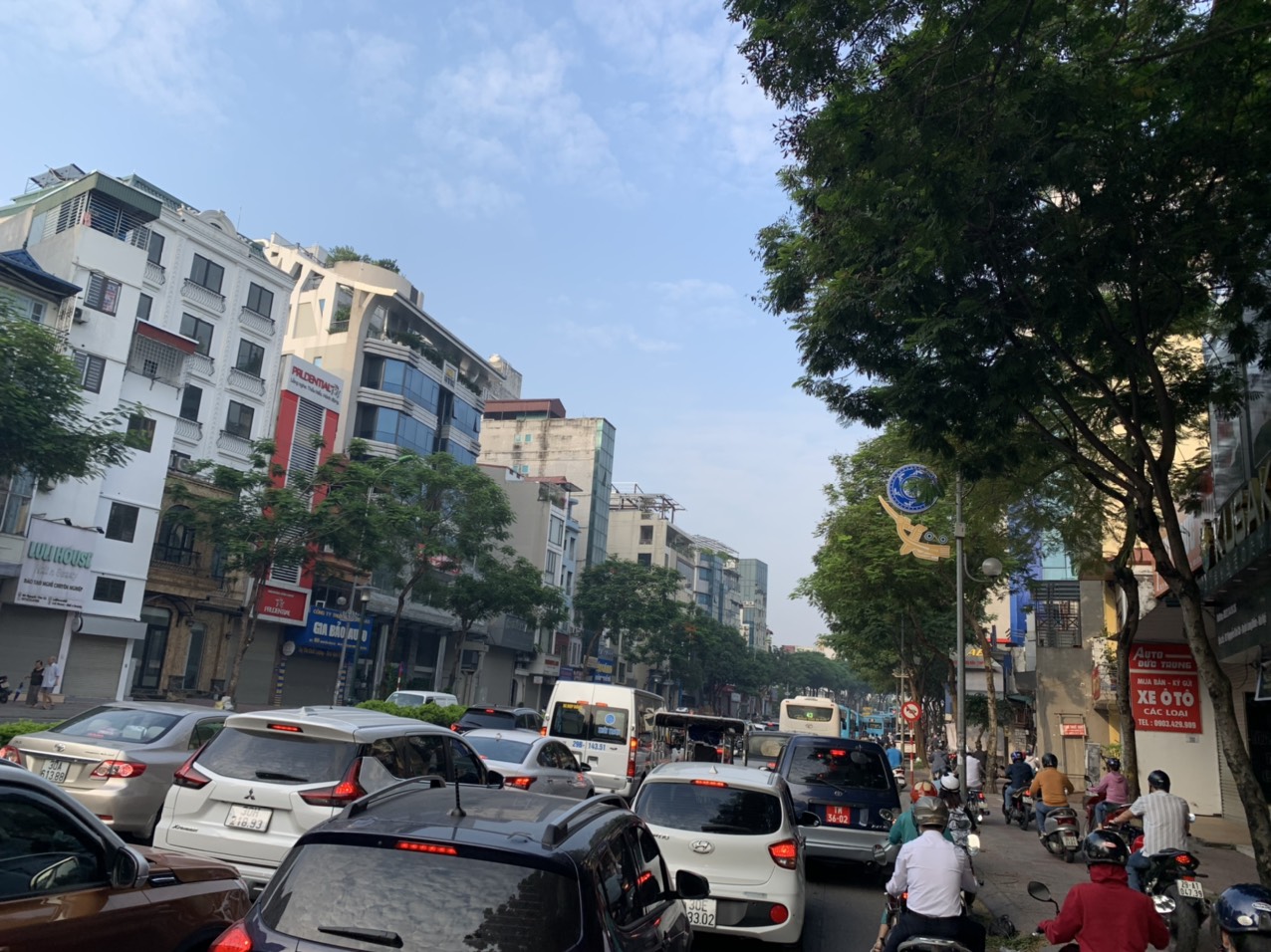 Ở tuyến đường Nguyễn Văn Cừ, đoạn dẫn lên cầu Chương Dương để vào Hà Nội, tình hình cũng không khá khẩm hơn dù Chương Dương là cây cầu lớn. Đầu giờ sáng 7/9, hàng trăm phương tiện phải chôn chân và nhích đi từng mét. 