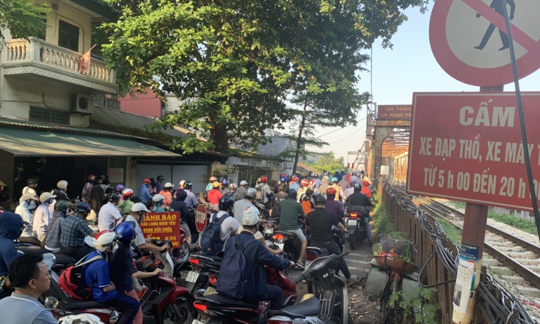Cầu Long Biên dù đã ọp ẹp nhưng hàng ngày vẫn phải cõng lượng phương tiện rất lớn, đầu cầu luôn ùn tắc vào giờ cao điểm
