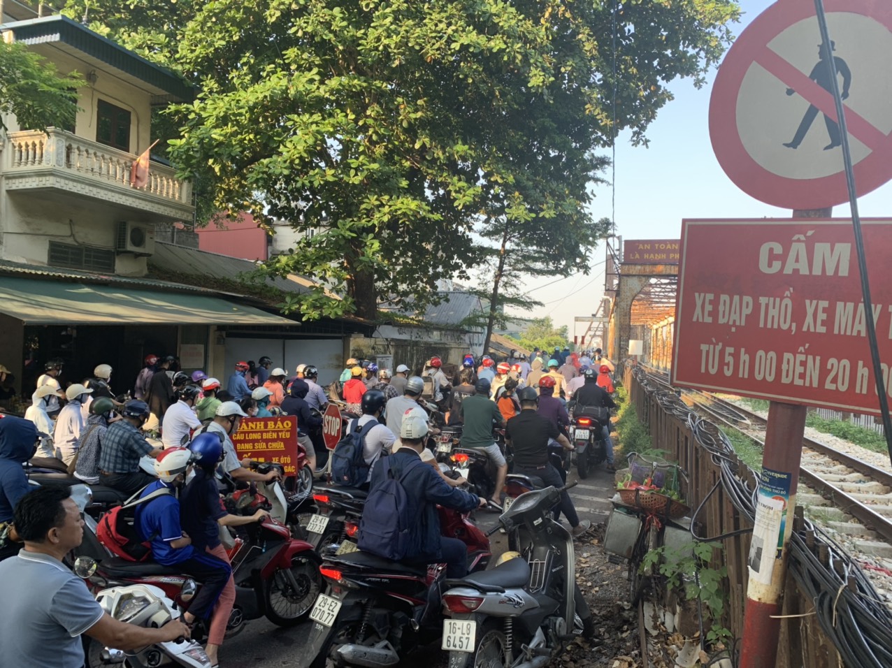 Cầu Long Biên dù đã ọp ẹp nhưng hàng ngày vẫn phải cõng lượng phương tiện rất lớn, đầu cầu luôn ùn tắc vào giờ cao điểm