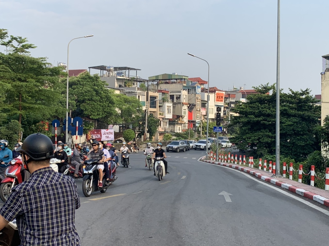 Ở đoạn đường đ&ecirc; Ngọc Thụy giao cắt với Nguyễn Văn Cừ để hướng l&ecirc;n cầu Chương Dương, c&aacute;c phương tiện phải dừng từ xa theo hướng dẫn của cảnh s&aacute;t giao th&ocirc;ng để tr&aacute;nh xung đột, dẫn tới &ugrave;n tắc nặng hơn.&nbsp;