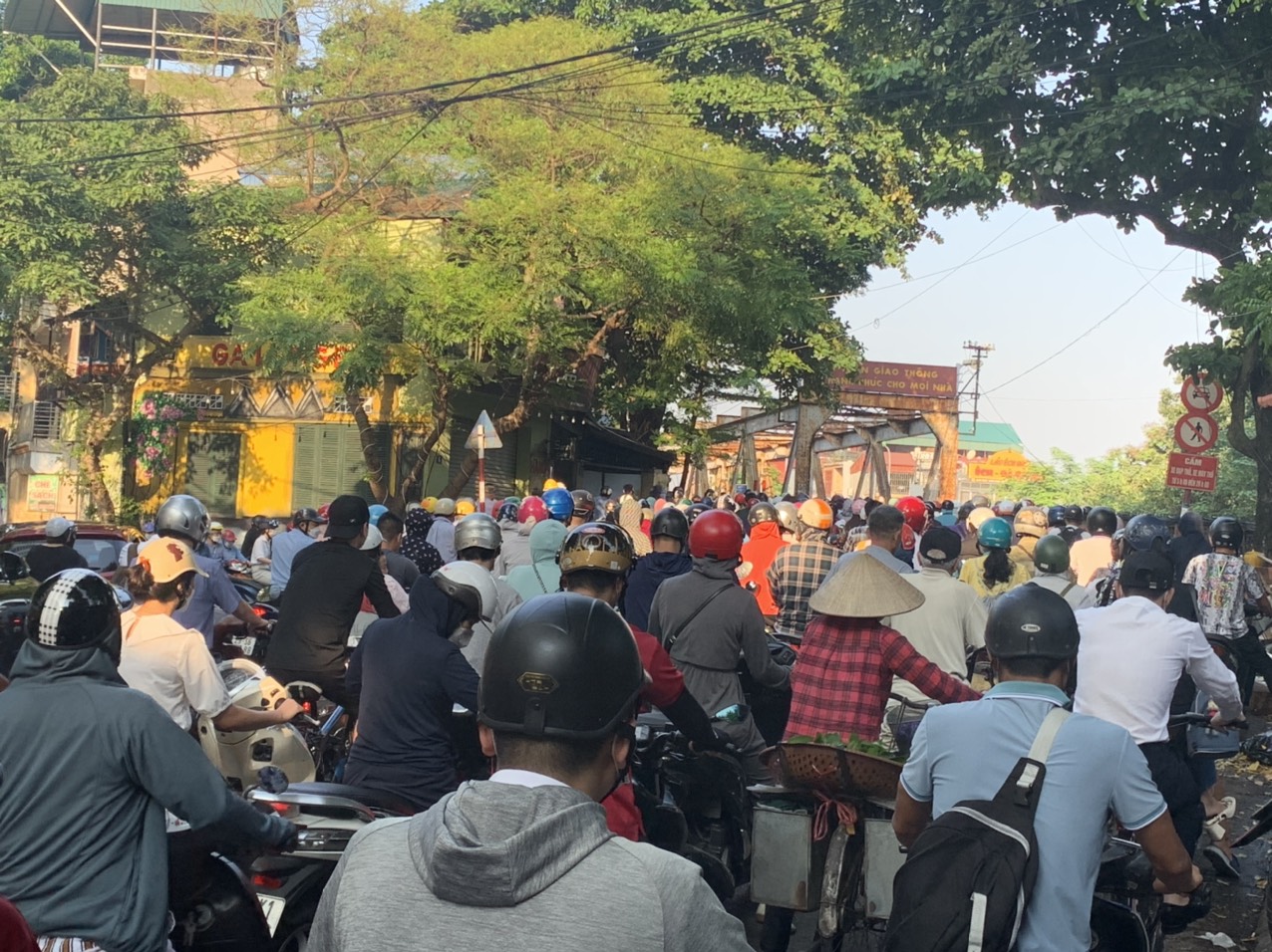 Ở khu vực cầu Long Biên, từ sau ngày cơ quan chức năng đặt vật cản để ngăn xe ba gác, xe kéo, ô tô lưu thông trên cầu khiến đầu cầu như bị thắt nút, dù chỉ cho xe máy đi lên nhưng khu vực này cũng rất 