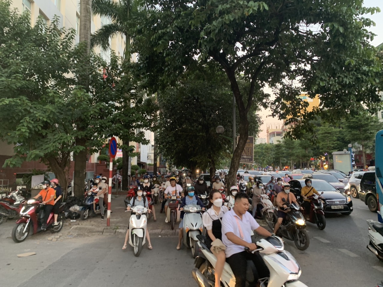 Hàng loạt người điều khiển xe máy tràn lên vỉa hè để tìm cách thoát khỏi khu vực ùn tắc khiến giao thông trở nên lộn xộn...