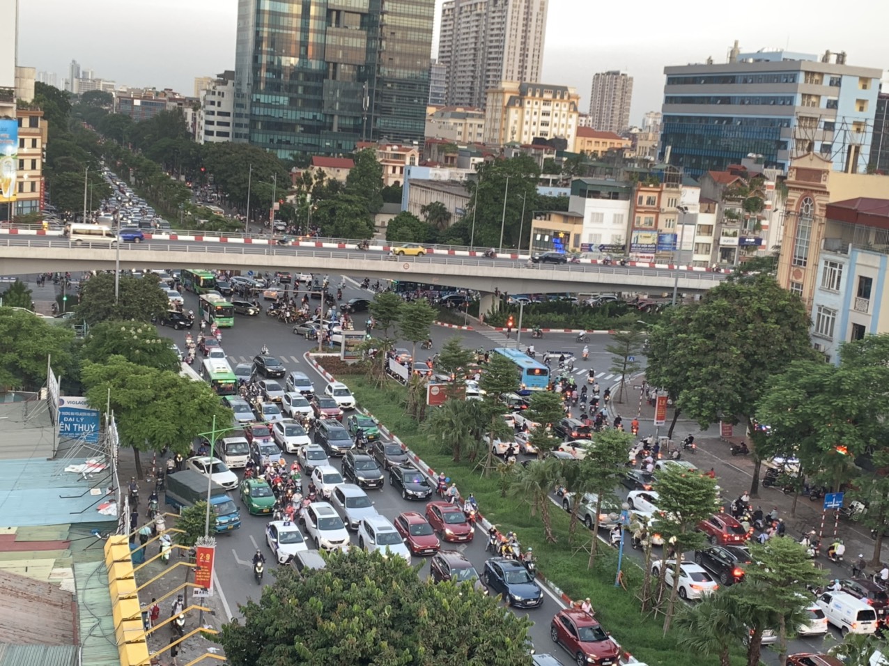 Tuyến đường Hoàng Quốc Việt dù mới được cắt xén để mở rộng nhưng sau ngày 5/9 cũng đã bắt đầu xảy ra ùn tắc ở những khung giờ cao điểm...