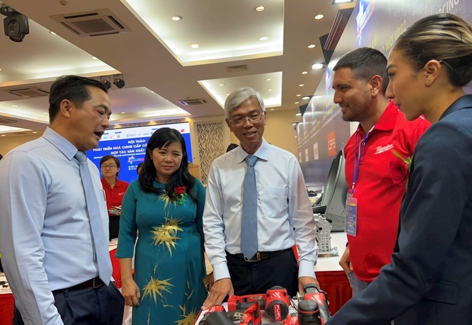 Ông Bùi Tá Hoàng Vũ, Giám đốc Sở Công thương TP.HCM (ngoài cùng bên trái) đang trao đổi với doanh nghiệp tại hội nghị tìm kiếm nhà cung cấp công nghiệp hỗ trợ năm 2022 - Ảnh: VE.