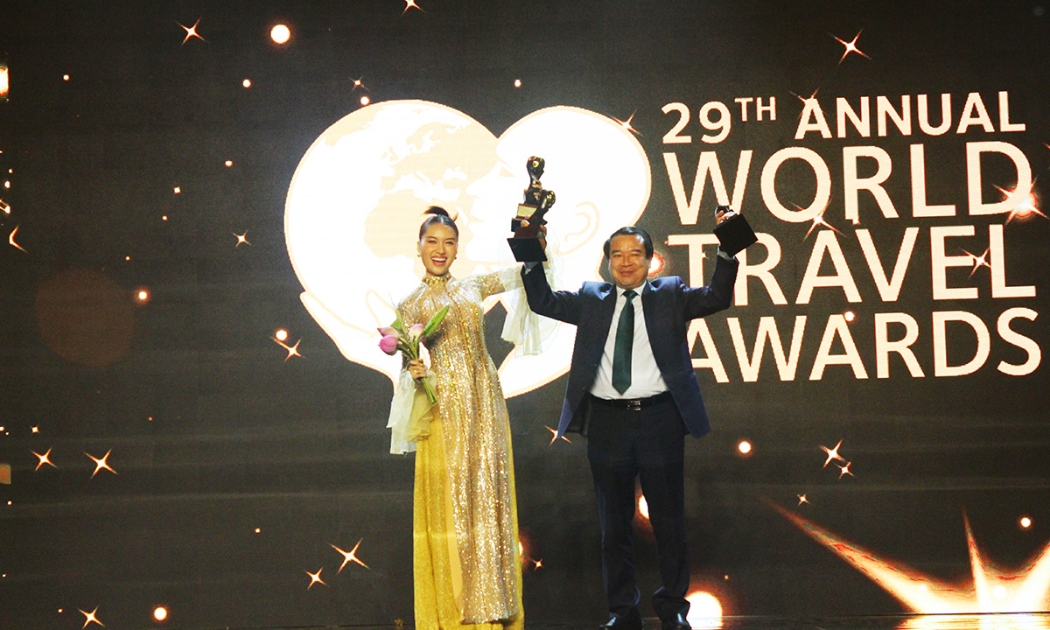 Phó Tổng cục trưởng Tổng cục Du lịch Hà Văn Siêu đón nhận giải thưởng World Travel Awards dành cho Việt Nam. Ảnh: TITC