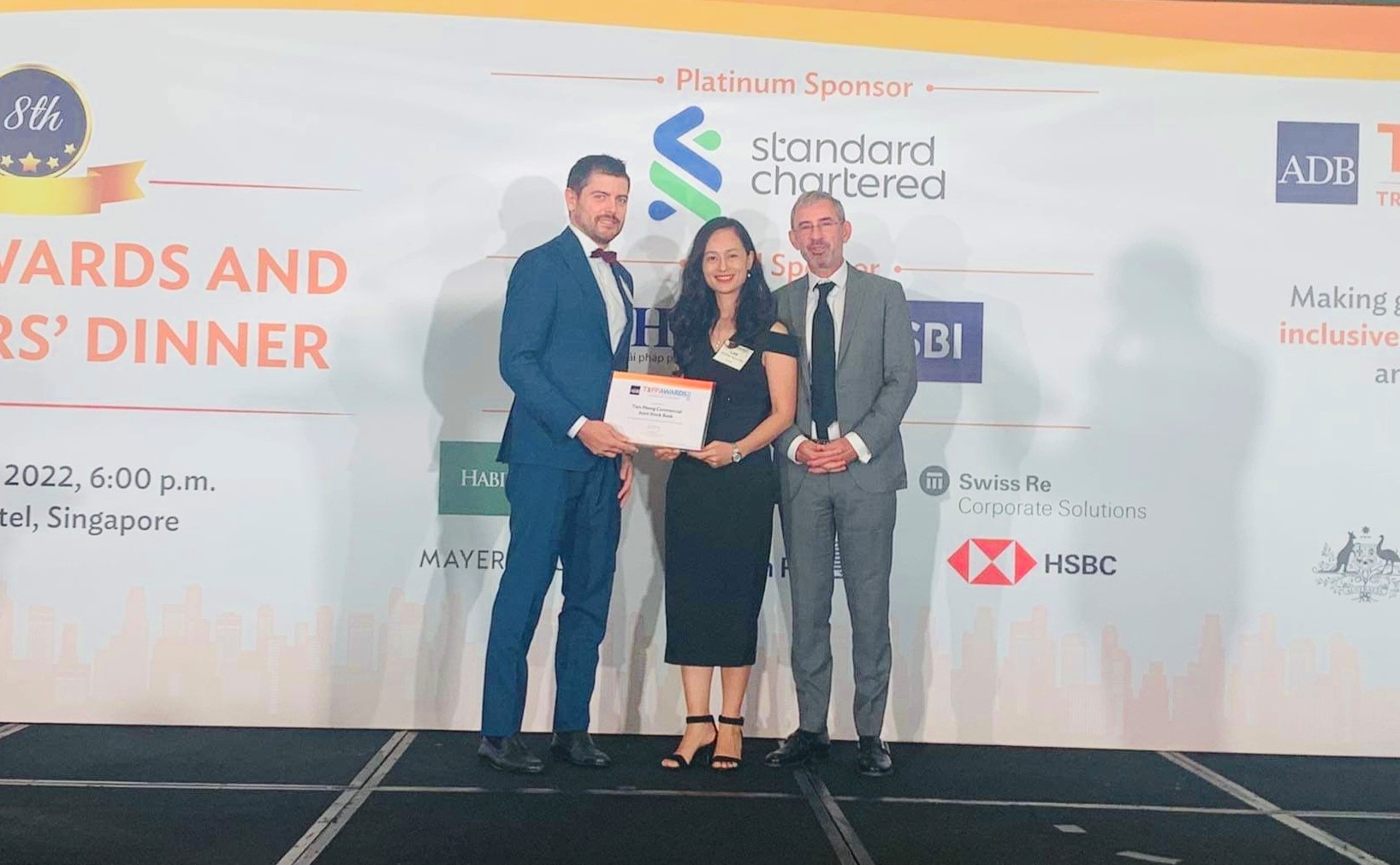 Bà Nguyễn Lan Hương - Phó Giám đốc Khối Ngân hàng Doanh nghiệp TPBank (giữa) tại Lễ trao giải.