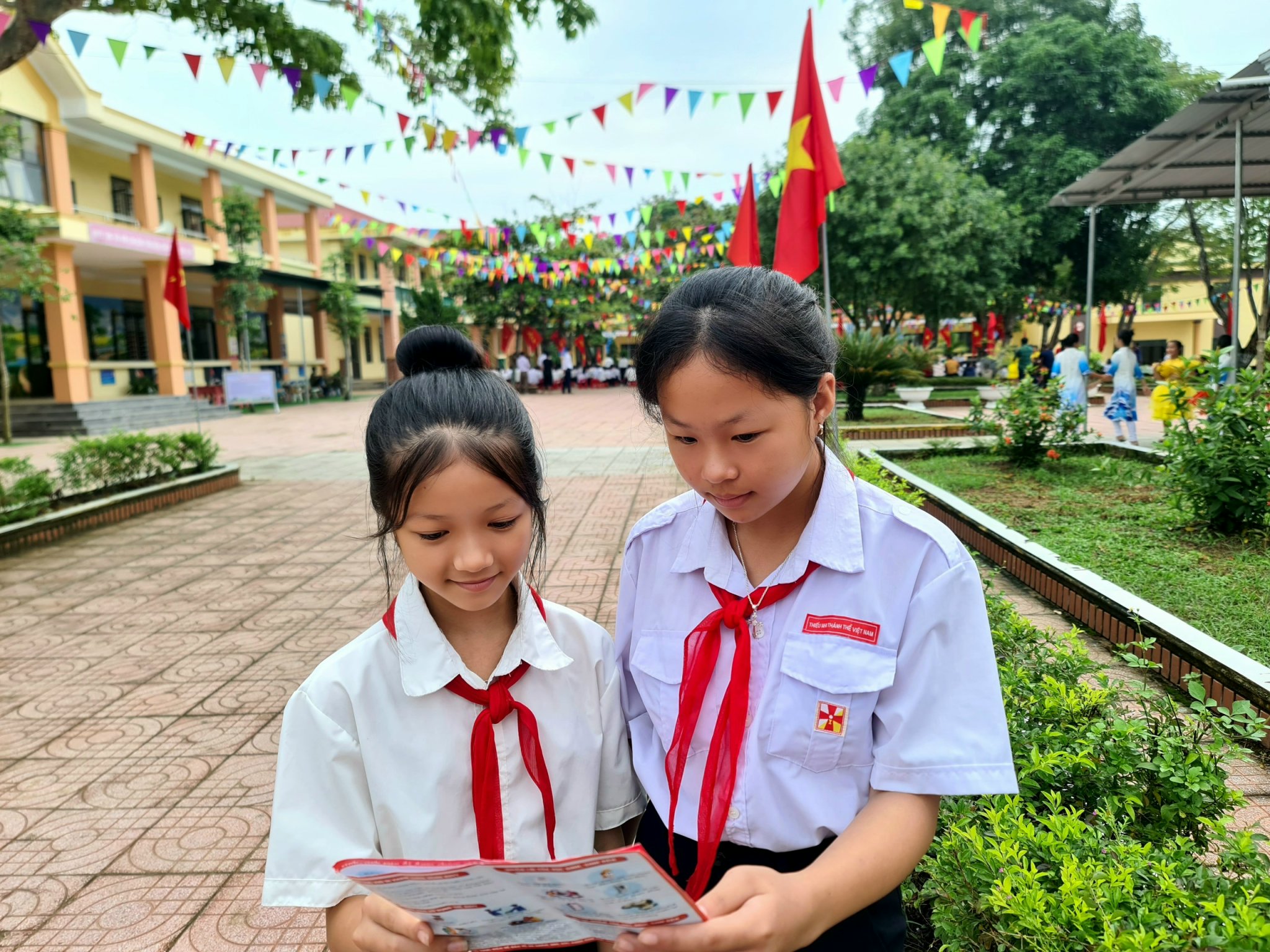 Học sinh tìm hiểu thông tin về bảo hiểm y tế. Ảnh - BHXH Hà Tĩnh. 