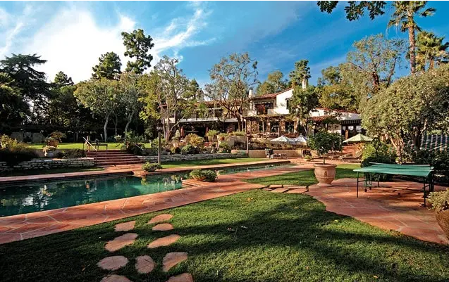 Tỷ ph&uacute; Jeff Bezos v&agrave; b&agrave; Mackenzie Scott mua ng&ocirc;i nh&agrave; n&agrave;y v&agrave;o năm 2007 với gi&aacute; 24,45 triệu USD.