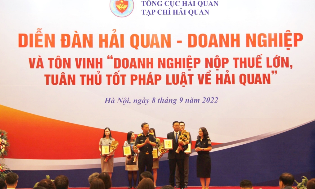 Tổng cục trưởng Tổng cục Hải quan Nguyễn Văn Cẩn trao Kỷ niệm chương cho Ông Nguyễn Tấn Hòa - Phó Tổng Giám đốc Tập đoàn Hoa Sen.