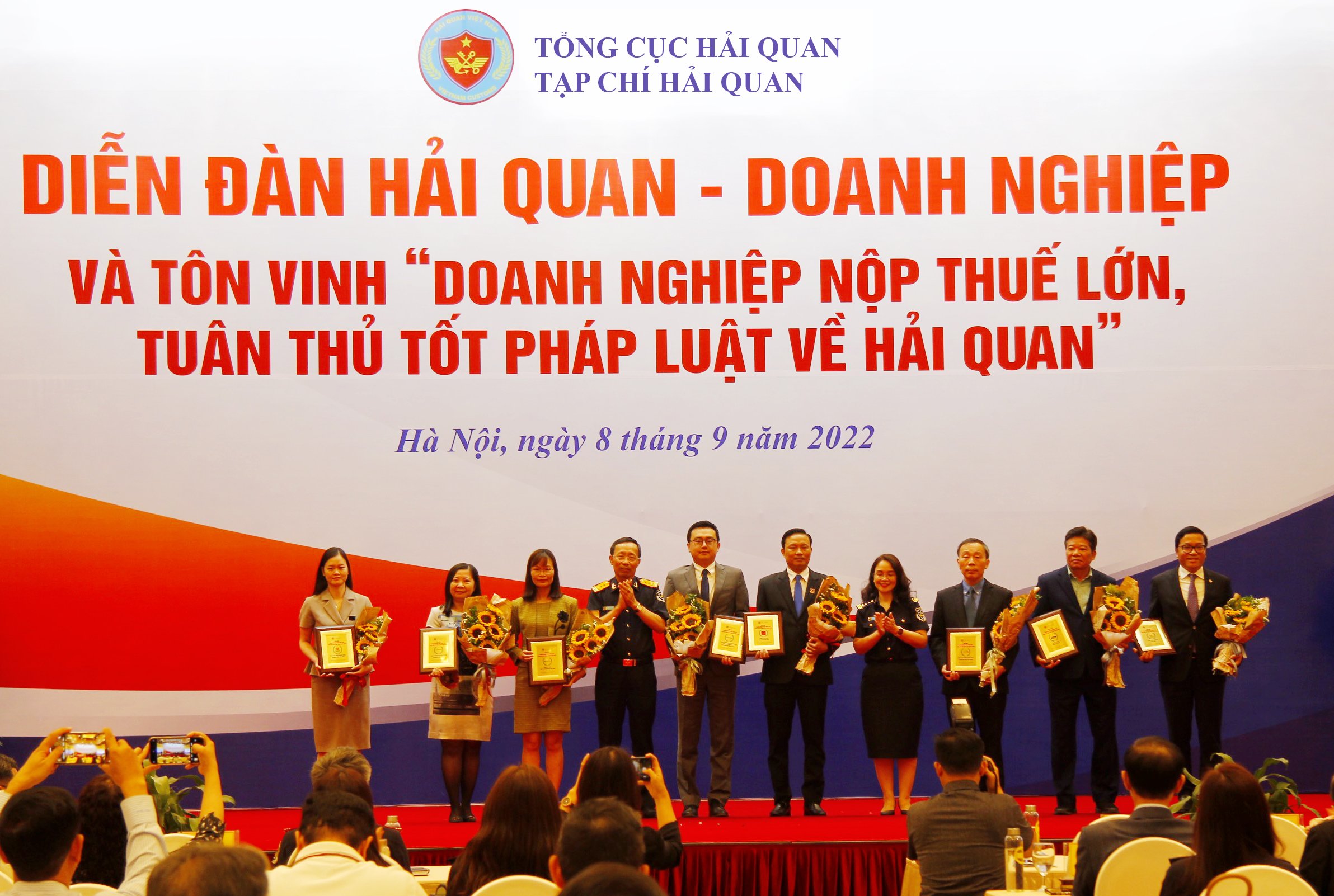 Tổng cục trưởng Tổng cục Hải quan Nguyễn Văn Cẩn và Tổng biên tập Tạp chí Hải quan đã trao Kỷ niệm chương và hoa cho đại diện 9 doanh nghiệp được tôn vinh.