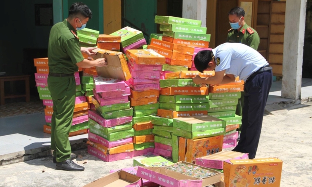Lực lượng chức năng tiến hành kiểm tra số hàng hóa vi phạm
