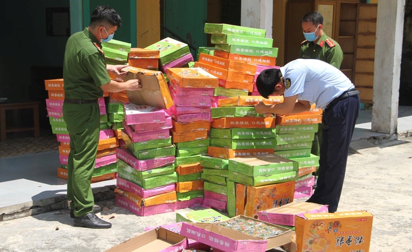  Lực lượng chức năng tiến hành kiểm tra số hàng hóa vi phạm