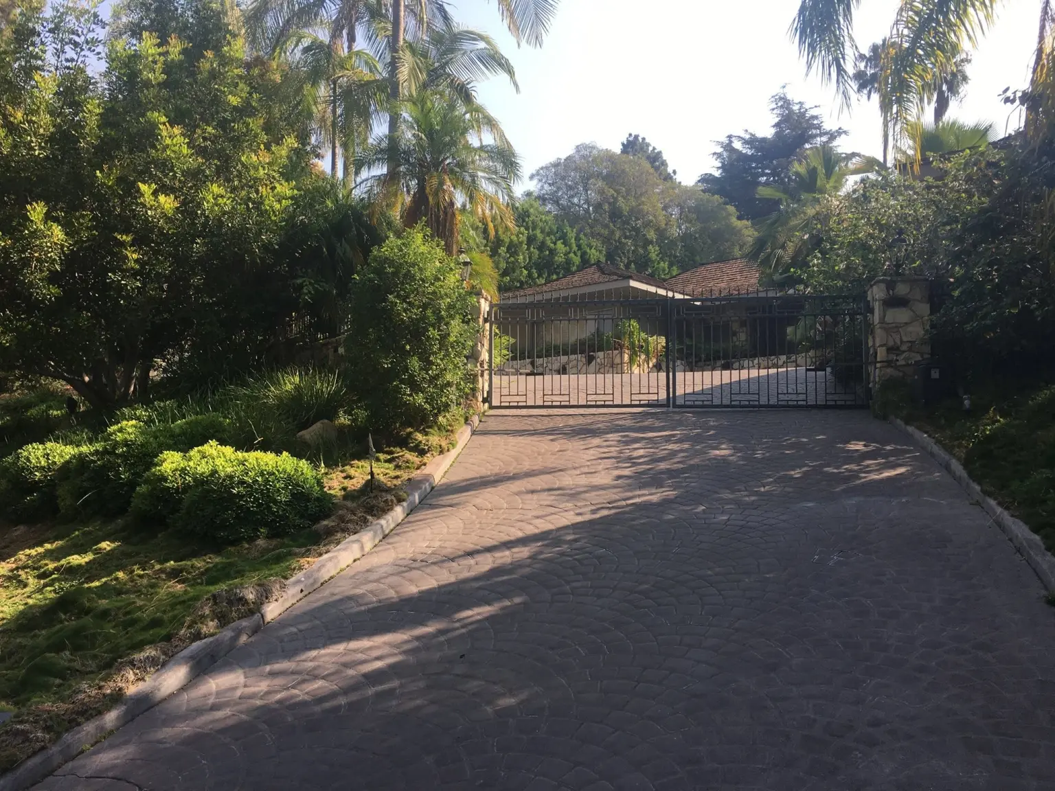 Sau đ&oacute;, &ocirc;ng Jeff Bezos đ&atilde; mua ng&ocirc;i nh&agrave; thứ hai ở Beverly Hills v&agrave;o năm 2017 với gi&aacute; 12,9 triệu USD.