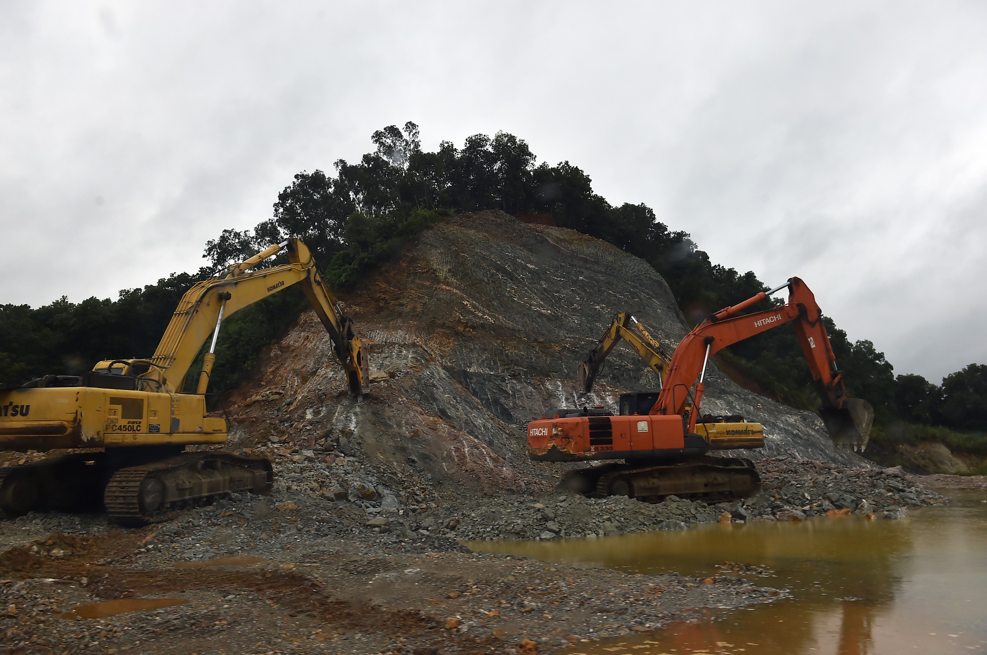 Kh&oacute; khăn về thời tiết cản tiến độ thi c&ocirc;ng cao tốc Mai Sơn &ndash; Quốc lộ 45. Ảnh: VGP.