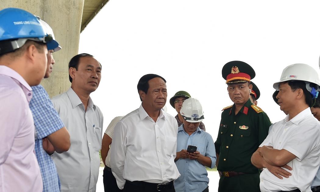 Phó Thủ tướng Lê Văn Thành kiểm tra thực địa đoạn cao tốc tuyến Bắc - Nam sẽ hoàn thành trong năm nay - Ảnh: VGP.