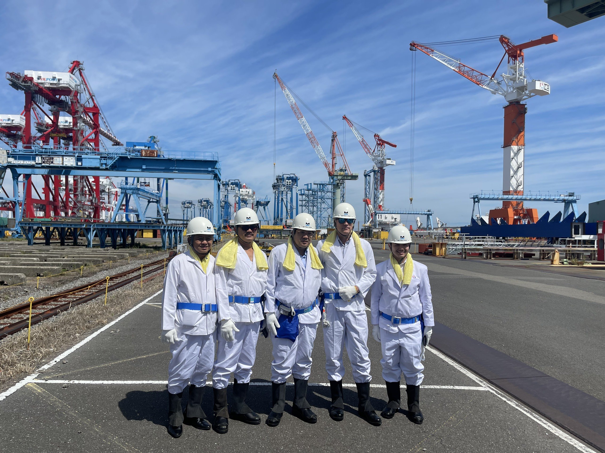Leaders from Long An Province, the Dong Tam Group, and the Long An International Port, join experts from Mitsui E&S in the construction finalization area.