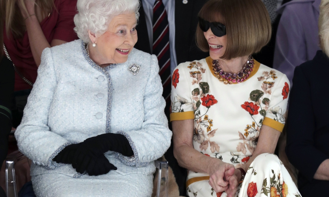 Nữ hoàng Elizabeth II và bà Anna Wintour tại London Fashion Week 2018. Ảnh: AP