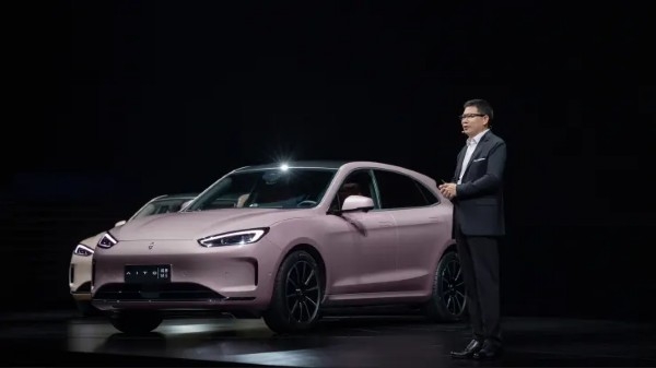 &Ocirc;ng Richard Yu, CEO Bộ phận kinh doanh Giải ph&aacute;p &Ocirc; t&ocirc; Huawei, giới thiệu chiếc xe điện Aito M5.